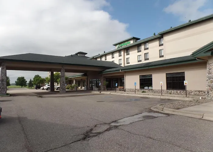 Holiday Inn & Suites